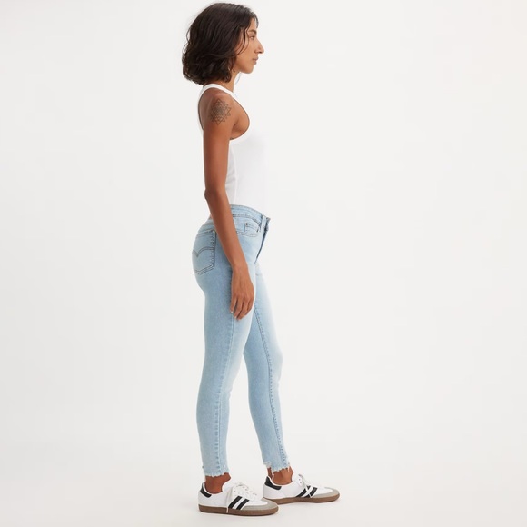 Levi’s 724 High Rise Slim Fit Straight Jean Color Light Blue Wash Size 24 - Picture 3 of 14